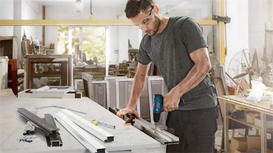 Bosch Professional GSR 120-LI  2 Ah Çift Akülü Vidalama Makinası Ve GLI 12V-300 Lamba + Bosch Sırt Çantası