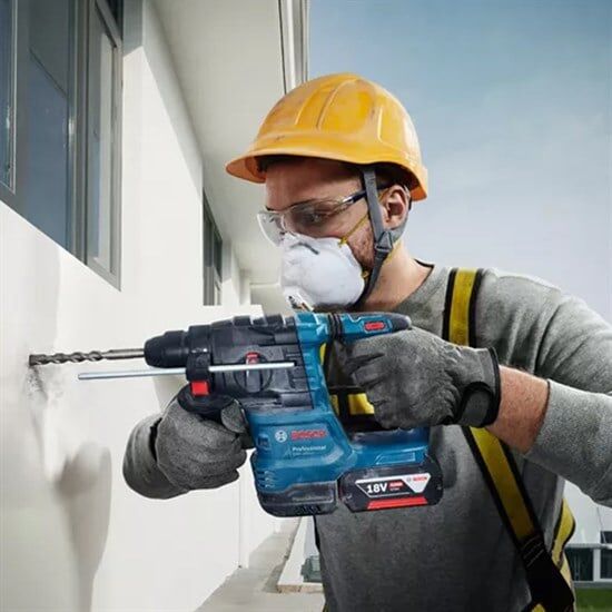 Bosch Professional Gsr 18V-45 Akülü Vidalama + Gws 18V-8 Akülü Taşlama + GBH 185-LI  Kırıcı Ve Delici 3 X 4 Ah Akülü Kombi Set